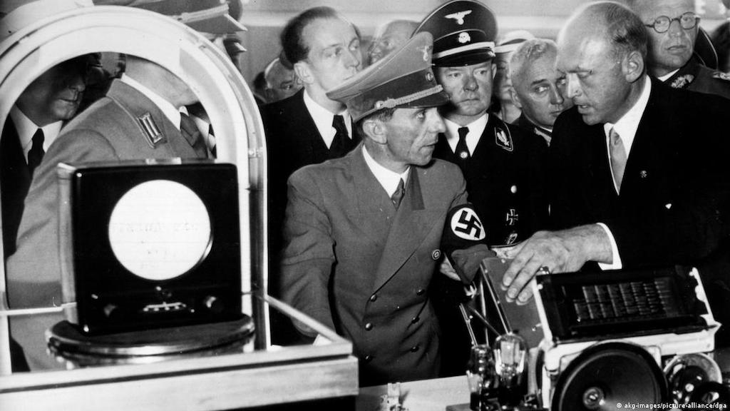 Jozef Gebels i čuveni DKE model radija, poznat i pod nazivom "gebelsova njuška"